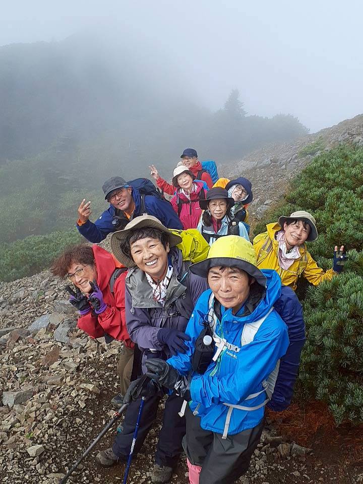 ⑤権現岳前の登山道で記念写真