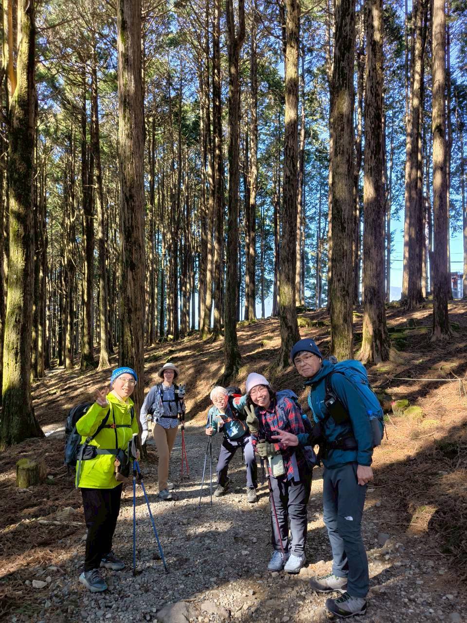 東側展望台で昼食 (2)