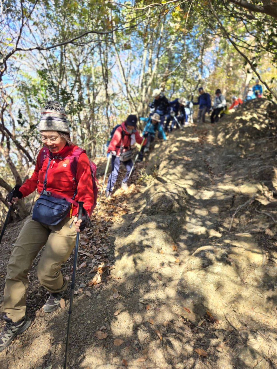 急なザレ道に苦戦