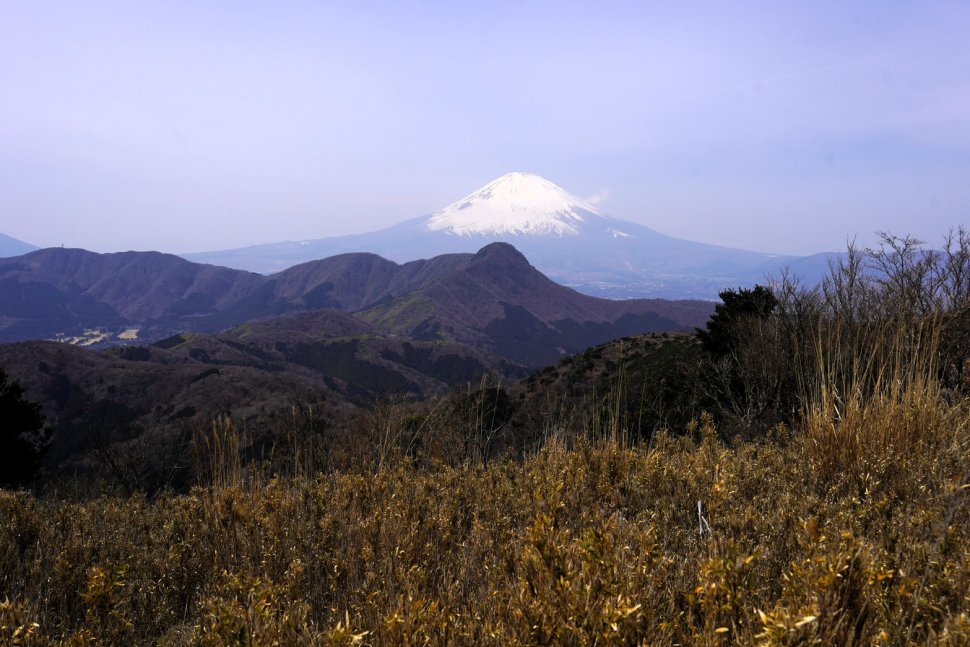 明星ヶ岳山頂から見る富士山、手前の円形の山が金時山