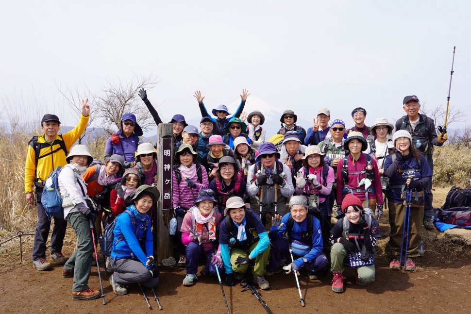 明星ヶ岳山頂標識の前で記念撮影