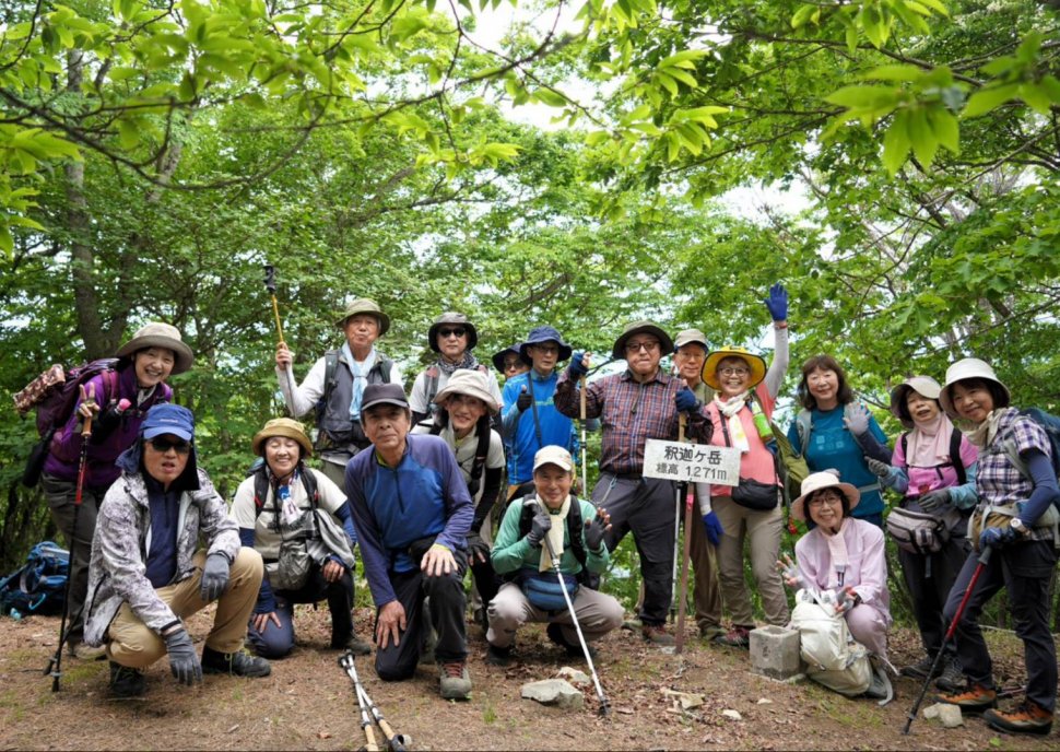木々に覆われた釈迦ヶ岳山頂