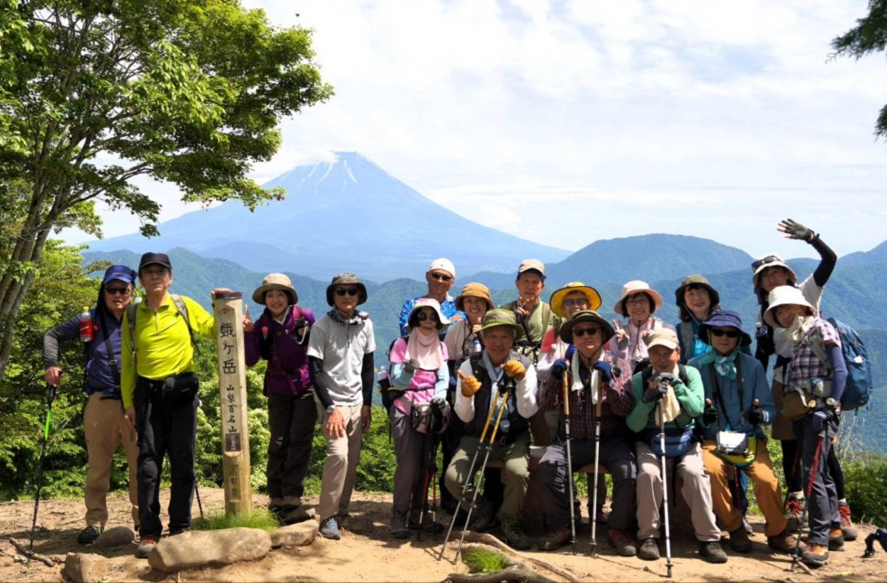 日差しが差し始めた蛾ヶ岳山頂
