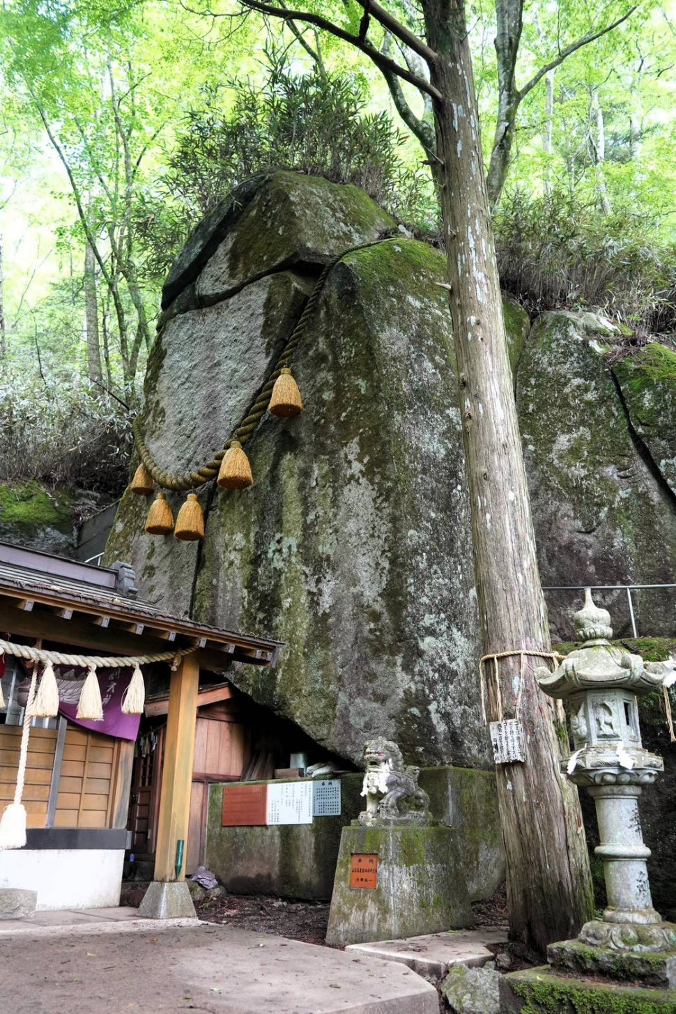 石割神社